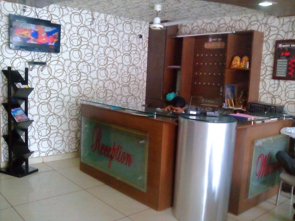 Hotel Rest Inn Lucknow Exteriör bild